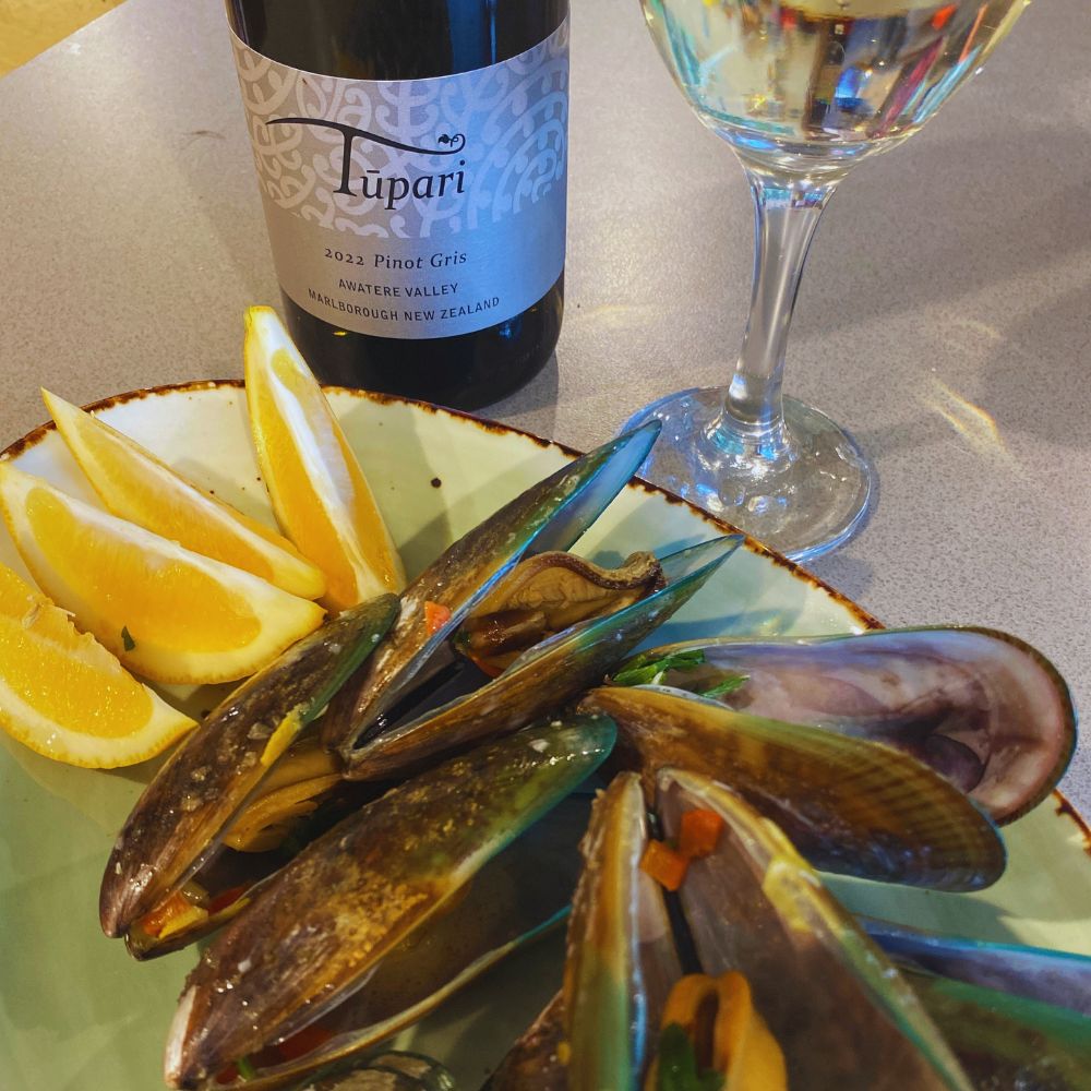 Tūpari Pinot Gris & Creamy Garlic Chilli Mussels